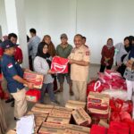 Kadis Sosial Sultra Ir. H Burhanuddin, M.Si., menyerahkan bantuan dari Pemprov Sultra untuk korban banjir di kelurahan Doule kecamatan Rumbia, Sabtu (16/3)