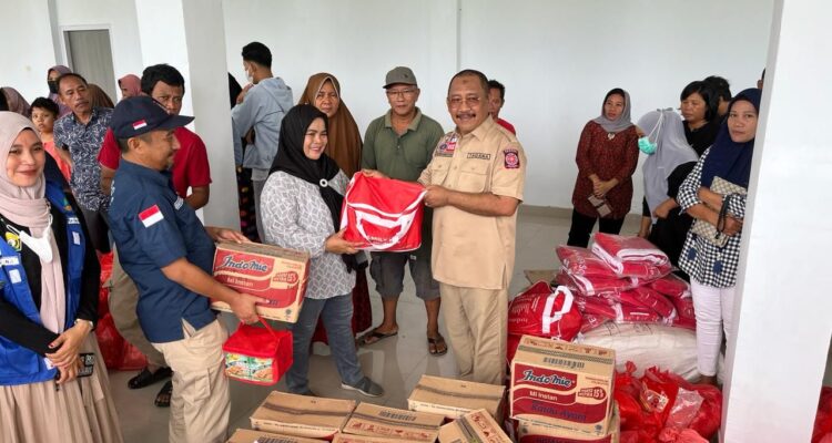 Kadis Sosial Sultra Ir. H Burhanuddin, M.Si., menyerahkan bantuan dari Pemprov Sultra untuk korban banjir di kelurahan Doule kecamatan Rumbia, Sabtu (16/3)