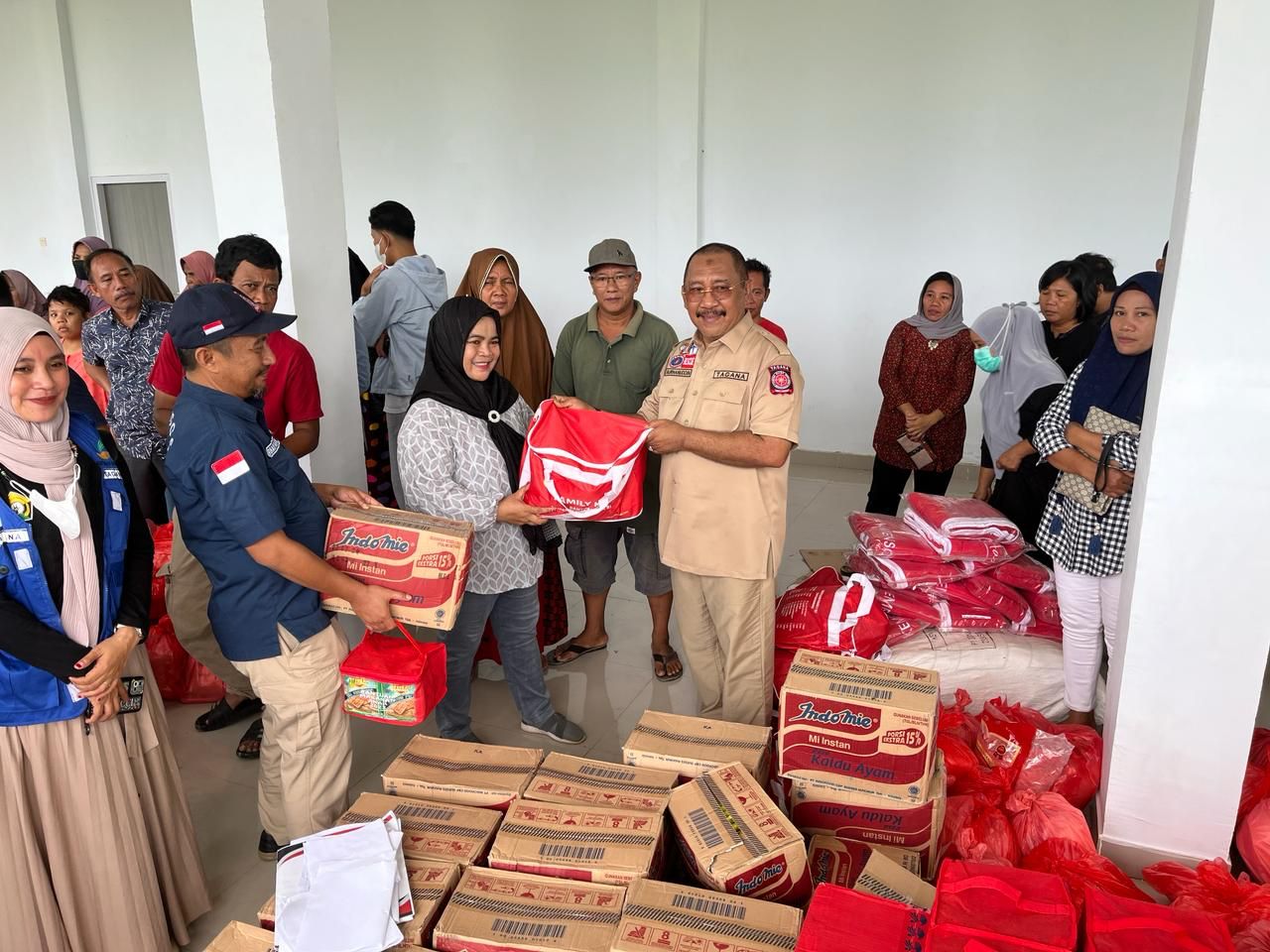 Kadis Sosial Sultra Ir. H Burhanuddin, M.Si., menyerahkan bantuan dari Pemprov Sultra untuk korban banjir di kelurahan Doule kecamatan Rumbia, Sabtu (16/3)